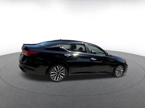 Used 2025 Nissan Altima 2.5 SV FWD image 14