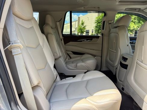 Used 2017 Cadillac Escalade Luxury RWD image 39