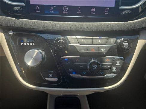 Used 2024 Chrysler Pacifica Touring-L FWD image 11