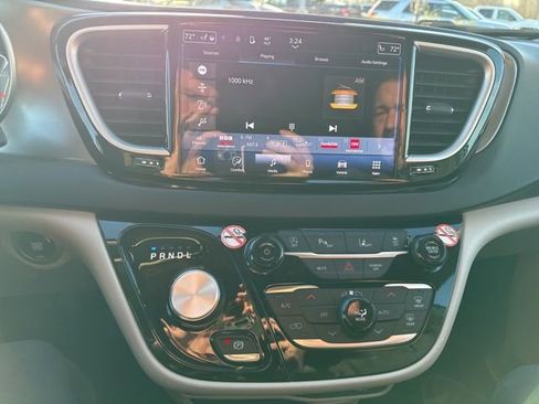 Used 2024 Chrysler Pacifica Touring-L image 18