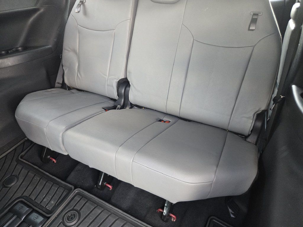 Used 2026 Toyota Sienna XLE FWD image 28