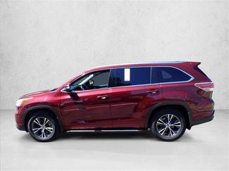 Used 2016 Toyota Highlander XLE w/ Four Season Floor Mat Package AWD/4WD video 2