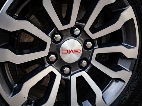 Used 2020 GMC Sierra 1500 AT4 w/ Off-Road Performance Package image 8