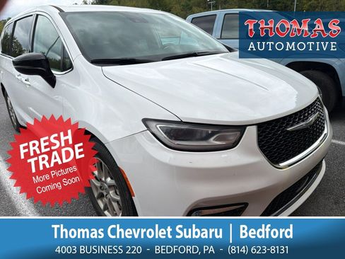 Used 2024 Chrysler Pacifica Touring-L FWD image 1
