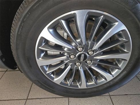 Used 2022 Lincoln Nautilus FWD w/ Premium Package image 10