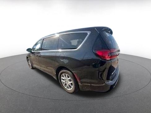 Used 2023 Chrysler Pacifica Touring-L image 7