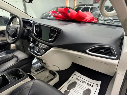 Used 2023 Chrysler Pacifica Touring-L image 29