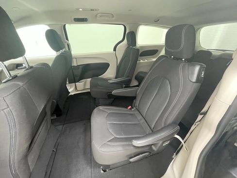 Used 2024 Chrysler Voyager LX FWD image 9