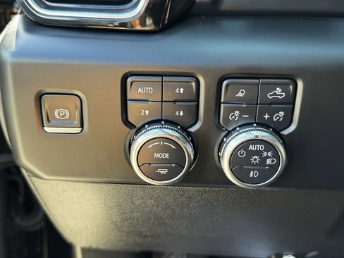 Used 2024 GMC Sierra 3500 Denali Ultimate image 27