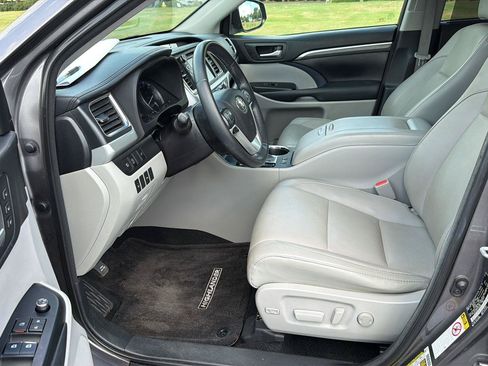 Used 2018 Toyota Highlander Limited FWD image 10