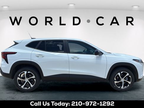 Used 2025 Chevrolet Trax RS w/ Driver Confidence Package FWD image 15