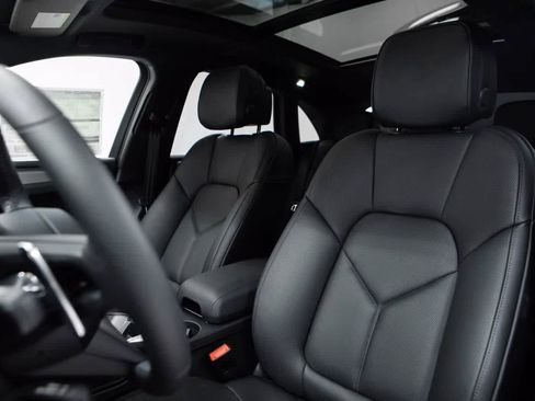 Certified 2026 Porsche Macan AWD/4WD image 5