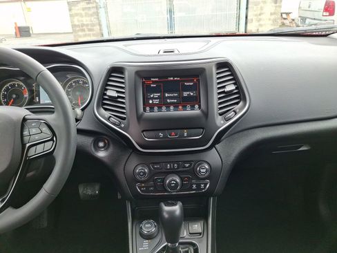 Certified 2021 Jeep Cherokee Latitude Plus AWD/4WD image 11