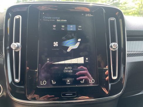 Used 2022 Volvo XC40 T5 R-Design w/ Advanced Package image 18