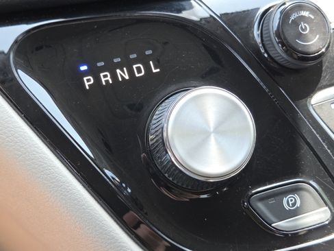 Used 2024 Chrysler Pacifica Touring-L FWD image 32