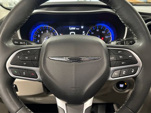 Used 2024 Chrysler Pacifica Touring-L image 23