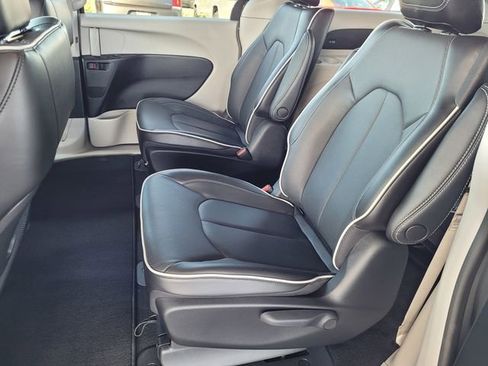 Used 2023 Chrysler Pacifica Limited image 16
