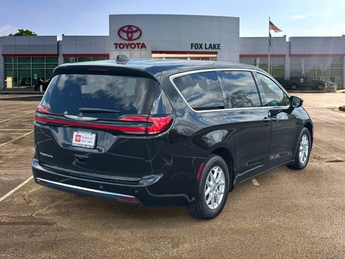 Used 2024 Chrysler Pacifica Touring FWD image 7