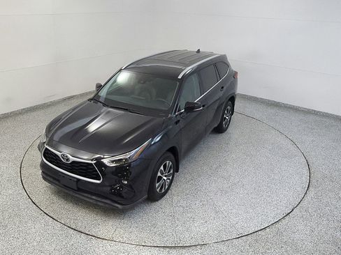 Used 2022 Toyota Highlander XLE AWD/4WD image 13