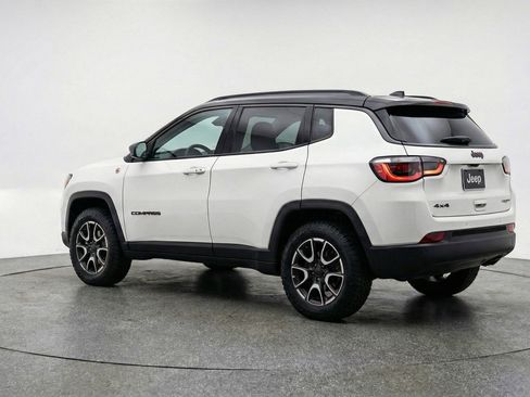 Used 2025 Jeep Compass Trailhawk image 6