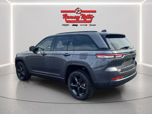 Used 2023 Jeep Grand Cherokee Altitude image 3