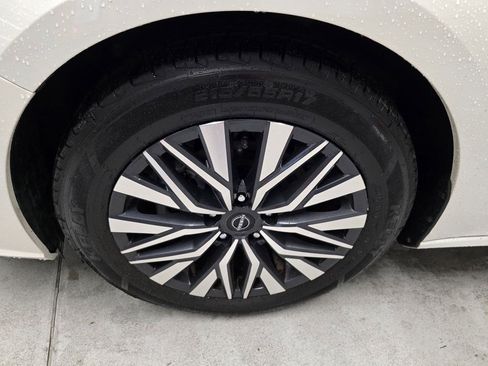 Used 2024 Nissan Altima 2.5 SV FWD image 9