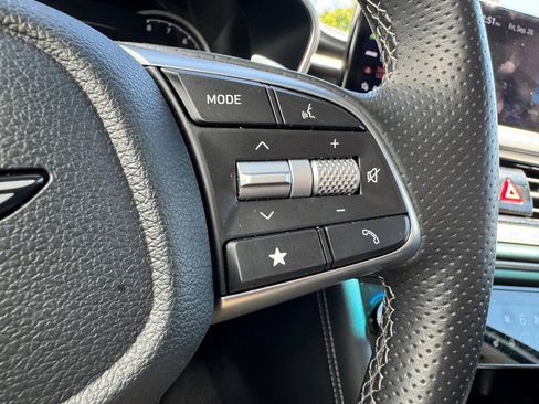 Used 2025 Genesis G70 2.5T image 17