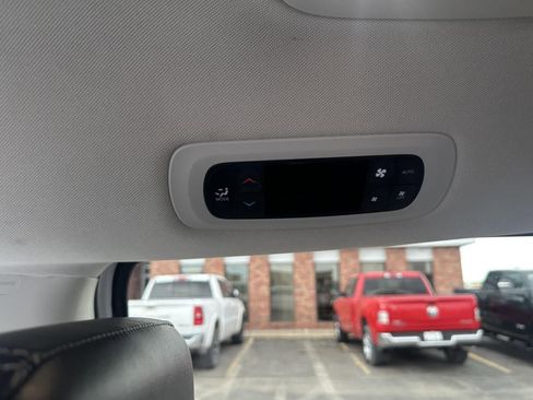 Used 2024 Chrysler Pacifica Select image 47