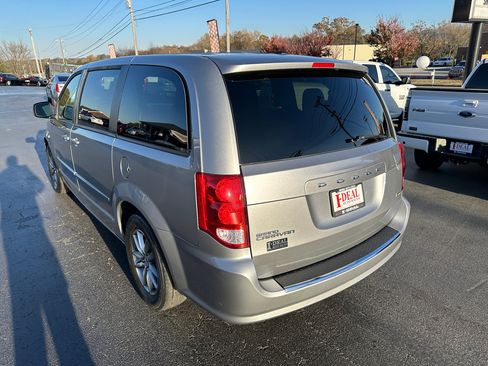 Used 2016 Dodge Grand Caravan SE image 2