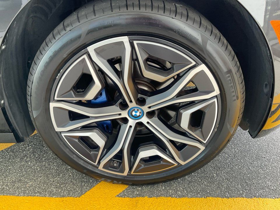 Used 2024 BMW iX xDrive50 w/ Premium Package AWD/4WD image 25