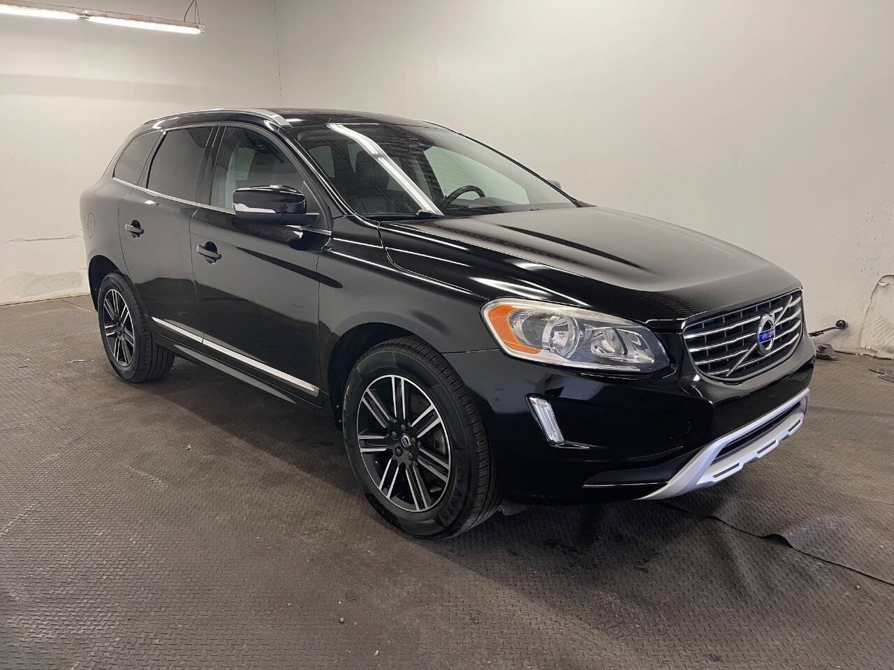 Used 2017 Volvo XC60 T5 Dynamic AWD/4WD image 3