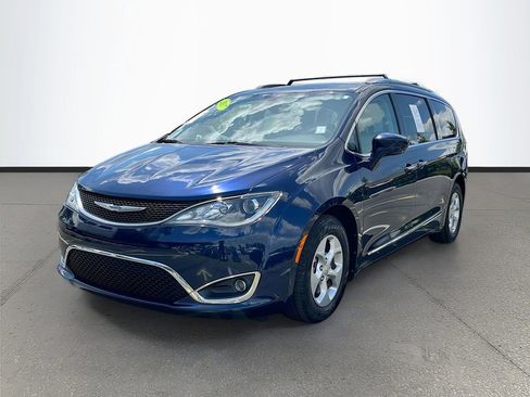 Used 2017 Chrysler Pacifica Touring-L Plus FWD image 3