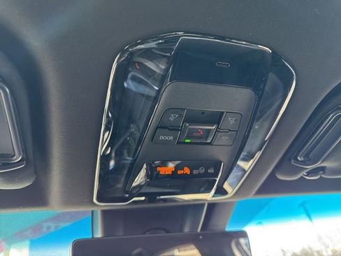 Used 2023 Toyota Venza Limited image 18