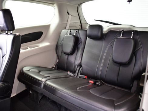 Used 2024 Chrysler Pacifica Touring-L image 13