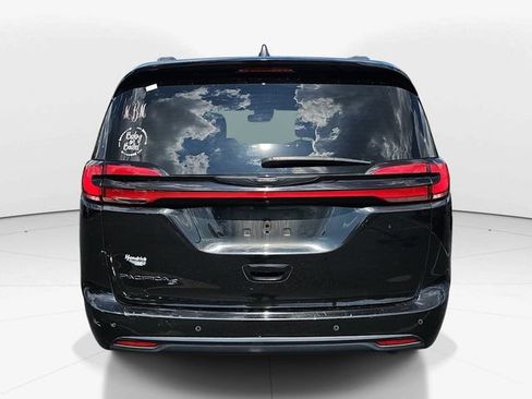 Used 2022 Chrysler Pacifica Touring-L w/ S Appearance Package FWD image 4