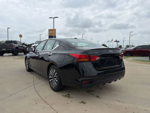 Used 2024 Nissan Altima 2.5 SV FWD image 3