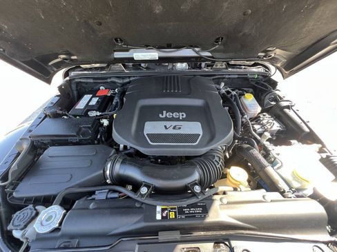 Used 2018 Jeep Wrangler Unlimited Sahara w/ Connectivity Group AWD/4WD image 20