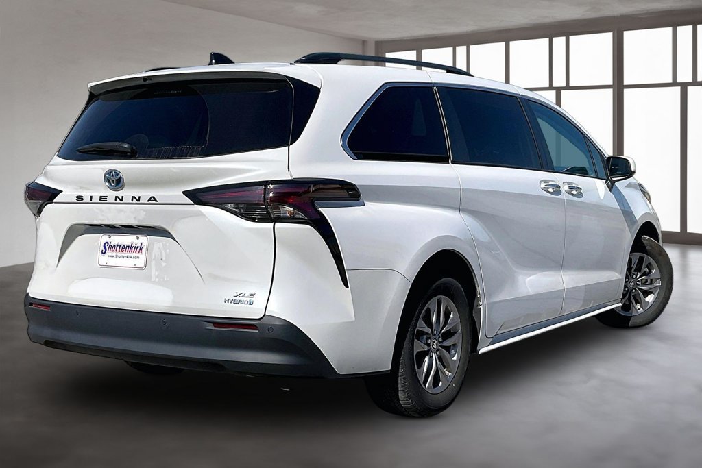Used 2024 Toyota Sienna XLE FWD image 6