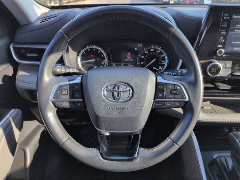 Used 2021 Toyota Highlander XLE AWD/4WD image 14