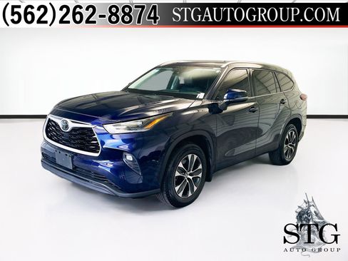 Used 2021 Toyota Highlander XLE AWD/4WD image 1