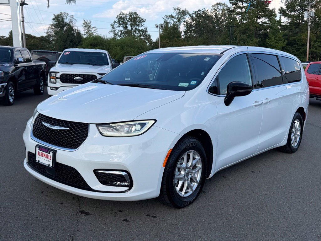 Used 2025 Chrysler Pacifica Select FWD image 10