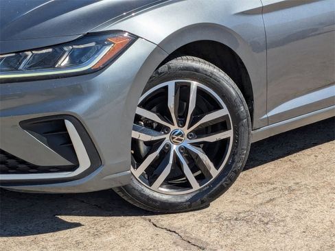 Used 2025 Volkswagen Jetta SE image 31