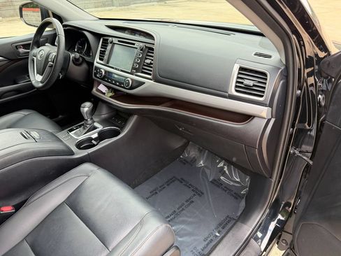 Used 2019 Toyota Highlander XLE AWD/4WD image 21