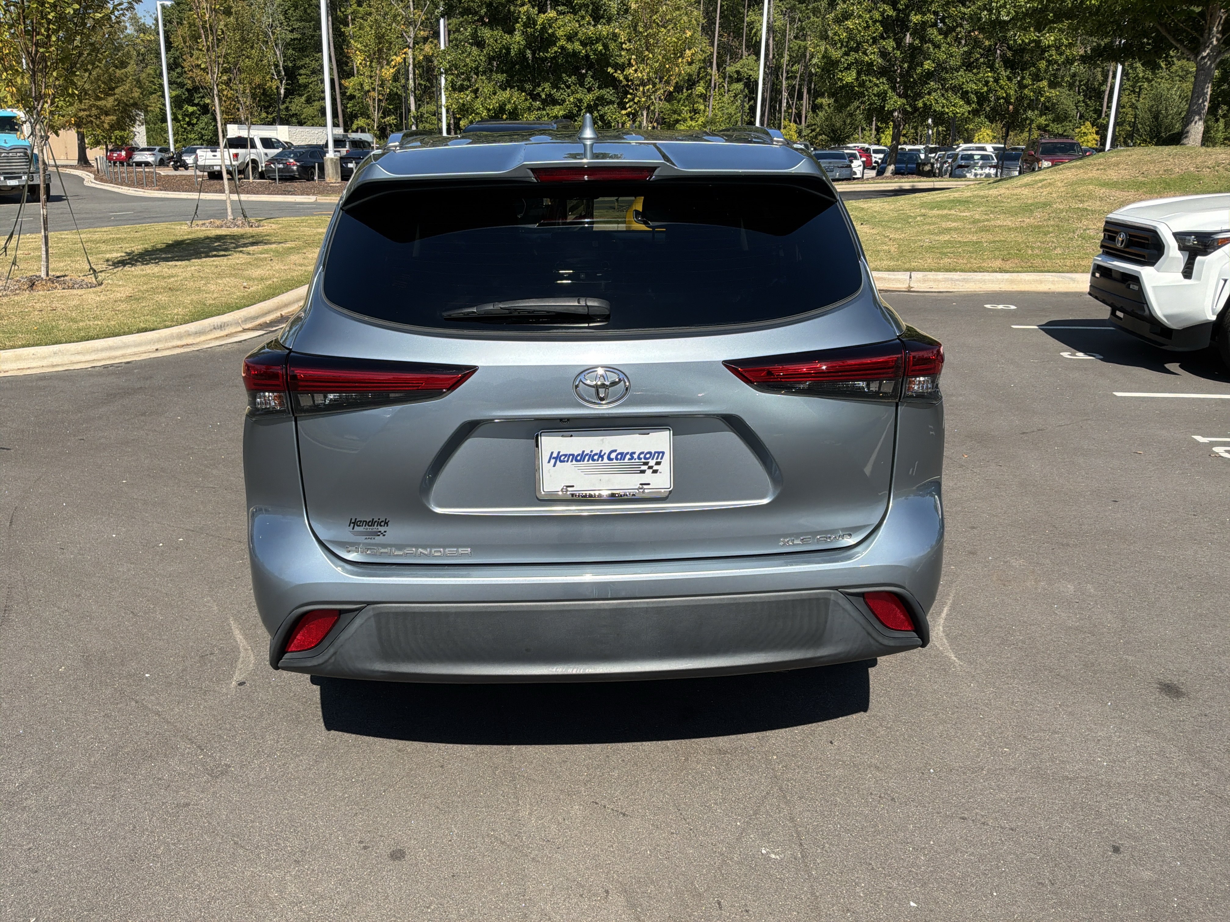Used 2021 Toyota Highlander XLE AWD/4WD image 9