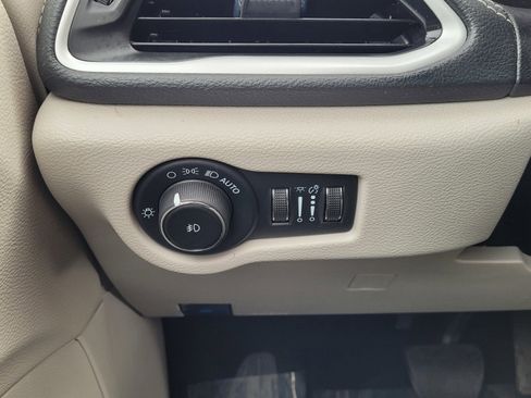 Used 2023 Chrysler Pacifica Touring-L image 18