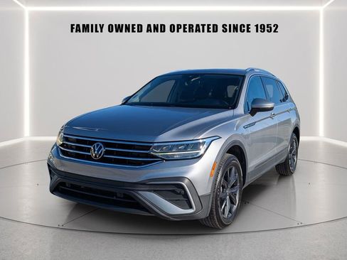 Used 2023 Volkswagen Tiguan SE FWD image 2