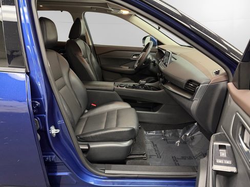 Used 2021 Nissan Rogue SV w/ Premium Package image 15