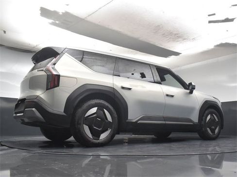 Certified 2024 Kia EV9 Light Long Range image 38