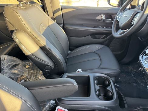 New 2026 Chrysler Pacifica Select image 7