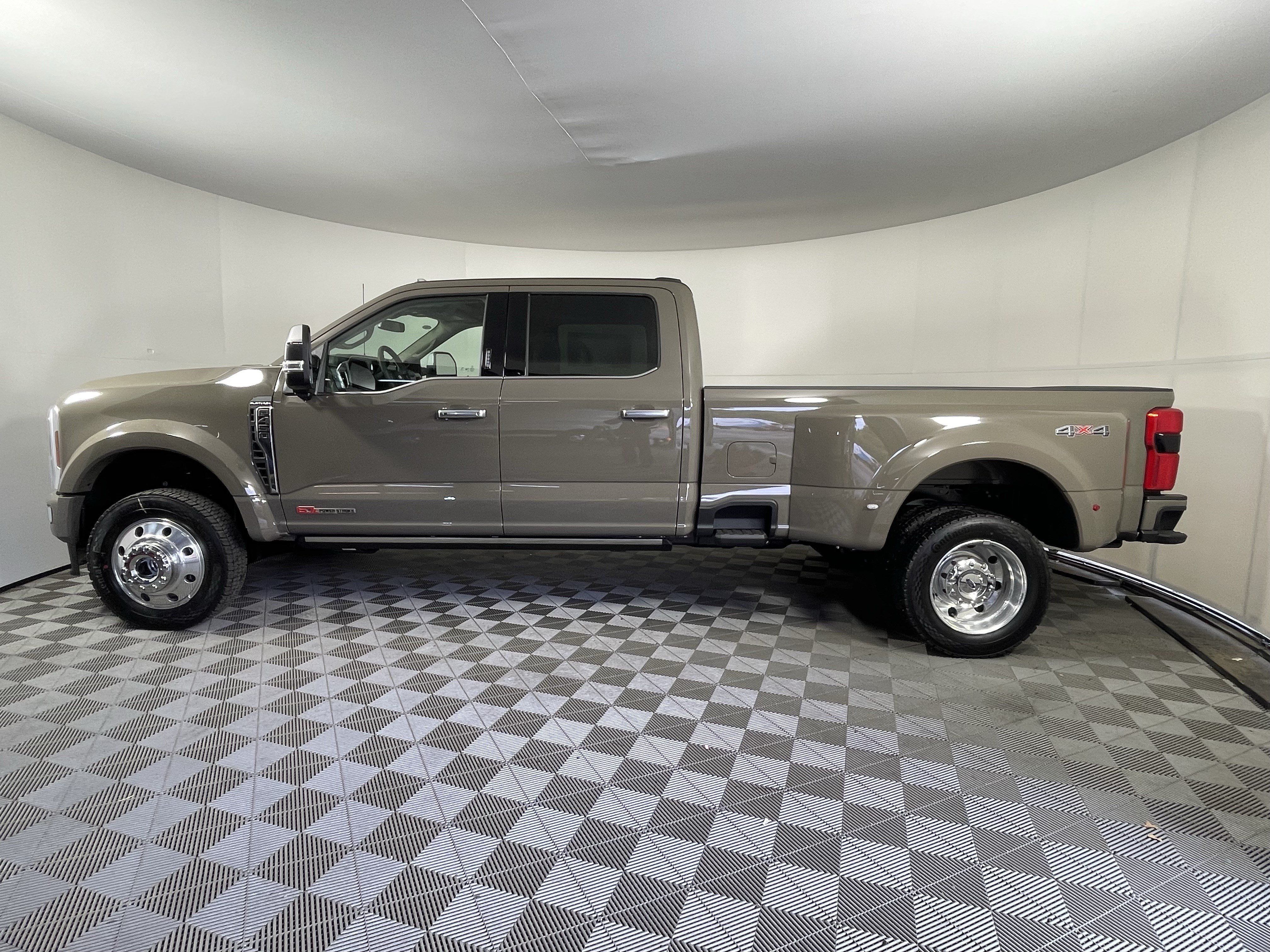 New 2026 Ford F450 Platinum w/ Platinum Plus Package AWD/4WD image 2